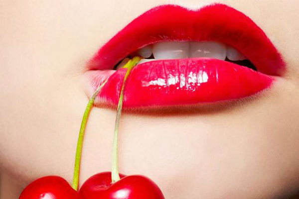 phun môi rồi có đánh son được không