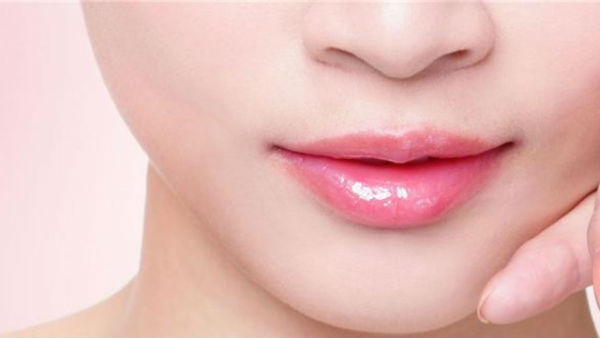 phun môi rồi có đánh son được không